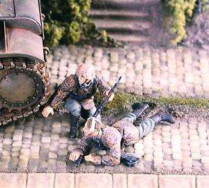 Verlinden 135 Pinned Down (2 Figures), item #2407  