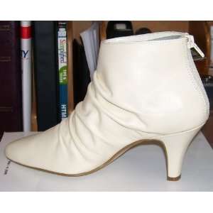  Bijoui Pleat Ankle Boot Zip Down Winter White Womens size 