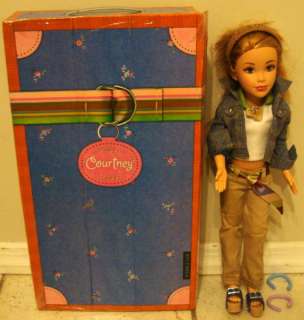 TEEN TRENDS COURTNEY FASHION DOLL AND CARRYING CASE 18  
