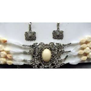  White Vintage Look Choker and earring set 
