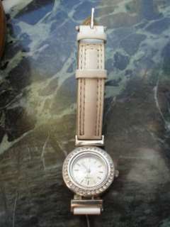 Modische Damen Armband Uhr QUARTZ mit weißem Lederarmband, gebr. in 